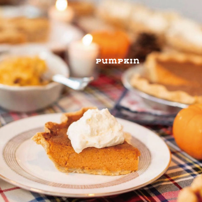 Pumpkin Pie / パンプキンパイは伝統の家庭的なレシピで作られている、たっぷりのかぼちゃとスパイスが効いているミルク風味の王道のスパイシーなパンプキンパイ。シナモン、ナツメグ、クローブのスパイスがカボチャとの相性抜群！生クリームとかぼちゃの種、有機シナモンパウダーをトッピング。※CHRISTMAS限定箱が付いています。東京都港区でスイーツ系パイが美味しいスイーツ店。