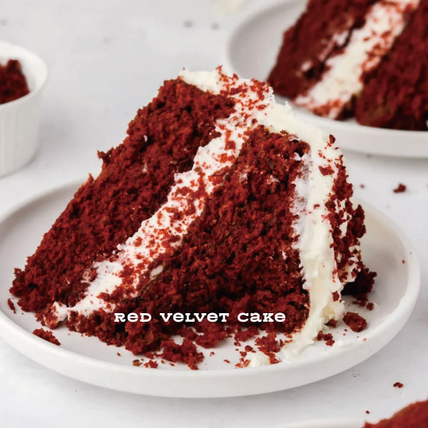 Red velvet cake レッドベルベットケーキ。アメリカ人気ナンバーワンの定番ケーキ！ベルベットのように口当たりのいい、伝統的なレシピで作られた、赤く着色されたココアケーキです。フロスティングにバターとクリームチーズを混ぜたオリジナルクリームがとても合います