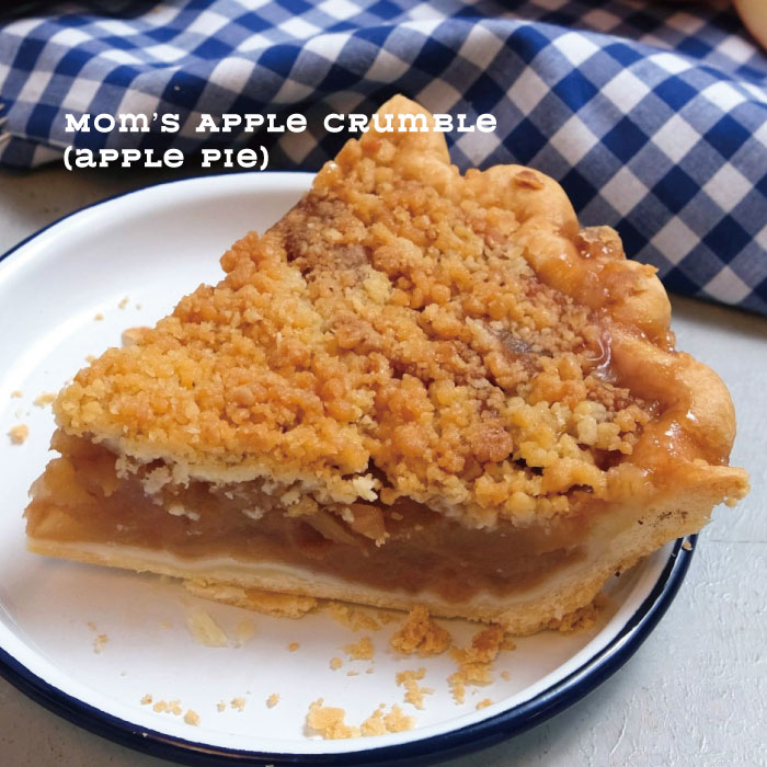 Mom’s Apple Crumble / マムズアップルクランブル（apple pie/アップルパイ）は【当店人気No.1】パイホールロサンゼルス西麻布で人気No.1のアップルクランブル。国産の紅玉りんごを使用したフィリング（中身）にはシャキシャキとたっぷりなりんごとシナモンの香り立つ味付けに仕上げ、クランブルとパイはサクサク食感でバターが香る絶妙な味に仕上げた、とても美味しいとアップルクランブル（アップルパイ）です。東京都港区の美味しいアップルパイ屋さん。