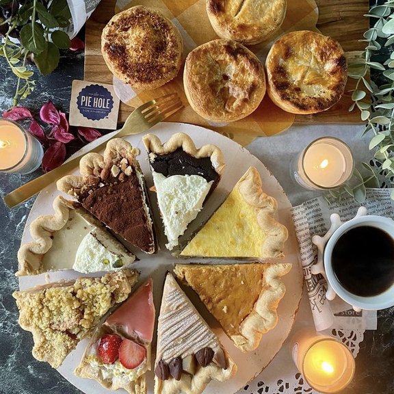ロサンゼルス発の美味しいアップルパイとボリューム感があるアメリカンパイ、オーガニックコーヒーのお店THE PIE HOLE LOS ANGELES NISHIAZABU｜ザ・パイホール・ロサンゼルス 西麻布。ホームパーティー、年末年始パーティー、クリスマスパーティーやホームパーティーや誕生日パーティー用スイーツです。