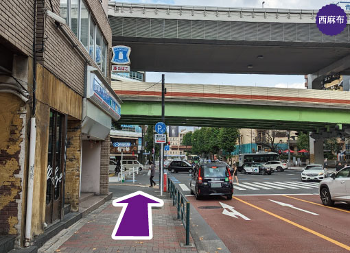 広尾駅-出口４から徒歩15分の道案内を写真で案内。直進します。左側にローソン。港区広尾周辺でアメリカンパイとアップルパイとチェリーパイが美味しいスイーツ店。