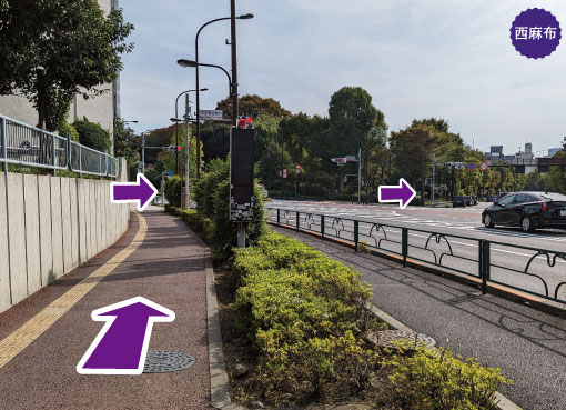 乃木坂駅-出口５から徒歩10分の道案内を写真で案内。50m先の横断歩道を目指します。アップルパイとチェリーパイ、シェパーズパイやマッケンチーズパイ、ベジタブルカレーパイが美味しいパイショップ屋さん。