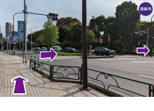 乃木坂駅-出口５から徒歩10分の道案内を写真で案内。横断歩道を右折します。チェリーパイとアップルパイとオーガニックコーヒーが美味しいパイショップ屋さん。