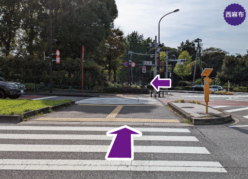 乃木坂駅-出口５から徒歩10分の道案内を写真で案内。横断歩道を渡り直進（少し左カーブ）します。オーガニックコーヒーとアップルクランブルとチェリークラスト、キャラメルピーカンナッツパイが美味しいザ・パイホール・ロサンゼルス 西麻布