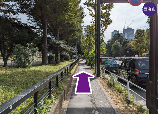 乃木坂駅-出口５から徒歩10分の道案内を写真で案内。そのまま直進します。アップルパイやチェリーパイ、モンブランパイ、パンプキンパイ、シェパーズパイやマッケンチーズパイがおいしいパイショップ屋さん。テイクアウト専門店。