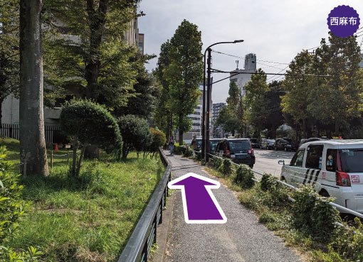 乃木坂駅-出口５から徒歩10分の道案内を写真で案内。次の交差点まで直進します。本格アメリカンパイのアップルパイやチェリーパイ、シェパーズパイやマッケンチーズパイ、ベジタブルカレーパイが美味しいパイショップ屋さん。