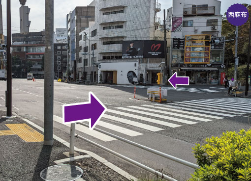 乃木坂駅-出口５から徒歩10分の道案内を写真で案内。交差点を右折して横断歩道を渡ったら左折します。アメリカンパイ（シェパーズパイやマッケンチーズパイ、ベジタブルカレーパイ）とオーガニックコーヒーが美味しいと口コミNo.1を獲得したTHE PIE HOLE LOS ANGELES 本店。