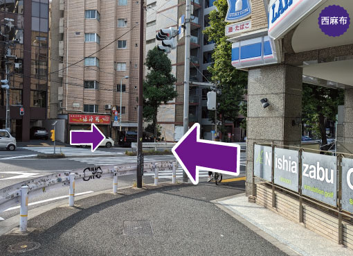 乃木坂駅-出口５から徒歩10分の道案内を写真で案内。右側にローソンがある交差点を直進して中華料理店側に渡ります。本格アメリカンパイのシェパーズパイやマッケンチーズパイ、ベジタブルカレーパイが美味しいと口コミNo.1を獲得したTHE PIE HOLE LOS ANGELES 本店。