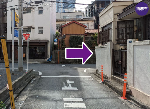 乃木坂駅-出口５から徒歩10分の道案内を写真で案内。突き当たりＴ字路を右折します。シェパーズパイやマッケンチーズパイ、ベジタブルカレーパイが美味しいパイショップ屋さん。