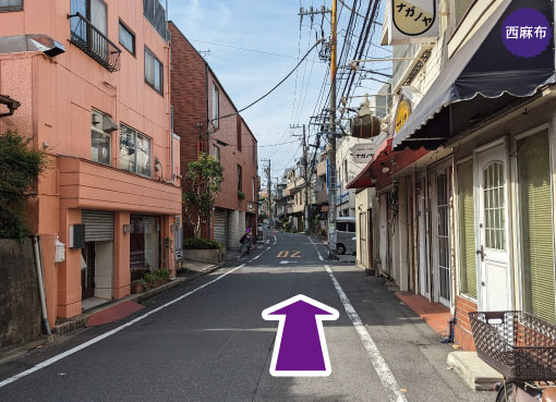 乃木坂駅-出口５から徒歩10分の道案内を写真で案内。そのまま直進します。シェパーズパイやマッケンチーズパイ、ベジタブルカレーパイが美味しい本格アメリカンパイショップ屋さん。