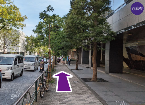 東京メトロ｜銀座線・千代田線・半蔵門線「表参道駅-出口Ａ５」から徒歩10分の道案内を写真で案内。根津美術館を目指して直進します。スパイシーなパンプキンパイ、リンゴたっぷりのアップルパイ、甘酸っぱいチェリーパイ、甘いナッツ好きが喜ぶピーカンナッツパイ、香りのモンブランパイ、濃厚なチョコレートブラウニーパイ、香りを楽しめるアールグレイティー、などが美味しいアップルパイ屋さん。