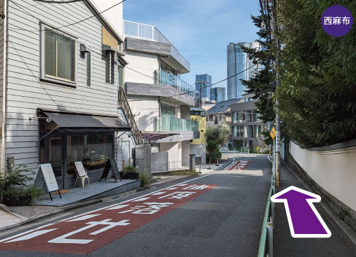 東京メトロ｜銀座線・千代田線・半蔵門線「表参道駅-出口Ａ５」から徒歩10分の道案内を写真で案内。写真通りそのまま下りながら進みます。THE PIE HOLE LOS ANGELES ロサンゼルス本店はアメリカ・ロサンゼルスでアップルパイとチェリーパイが美味しいと口コミNo.1を獲得しました。