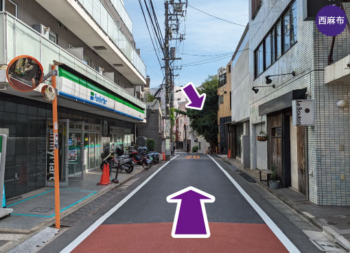 東京メトロ｜銀座線・千代田線・半蔵門線「表参道駅-出口Ａ５」から徒歩10分の道案内を写真で案内。そのまま直進します。左側にファミリーマート、20m先の木が生い茂る一軒家が目印です。本格的なアメリカンパイが美味しいアップルパイ屋さん。