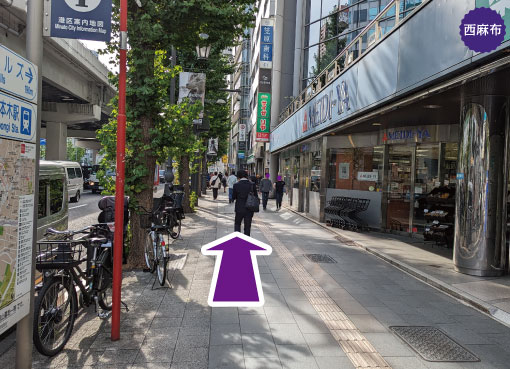 六本木駅-出口２から徒歩12分の道案内を写真で案内。六本木駅-出口２を出て直進します。アップルパイが美味しいスウィーツ店。