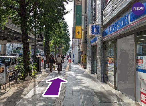 六本木駅-出口２から徒歩12分の道案内を写真で案内。右側にローソンを直進します。アメリカンパイが美味しいと口コミNo.1を獲得したTHE PIE HOLE LOS ANGELES 本店。