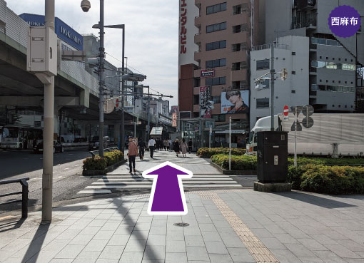 六本木駅-出口２から徒歩12分の道案内を写真で案内。そのまま直進します。アメリカンパイとアップルパイがおいしいスウィーツ店。