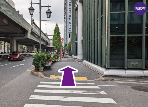六本木駅-出口２から徒歩12分の道案内を写真で案内。そのまま直進します。アメリカンパイとアップルパイが美味しいとL.Aの口コミNo.1を獲得したTHE PIE HOLE LOS ANGELES 本店。