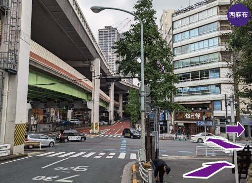 六本木駅-出口２から徒歩12分の道案内を写真で案内。大きな交差点の横断歩道を直進します。港区六本木周辺でアメリカンパイとアップルパイが美味しいとロサンゼルスで口コミNo.1を獲得したTHE PIE HOLE LOS ANGELES 本店。
