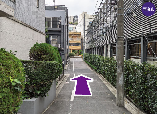 六本木駅-出口２から徒歩12分の道案内を写真で案内。細い路地を直進します。港区六本木駅近くでアメリカンパイとアップルパイとチェリーパイが美味しいスイーツ店。