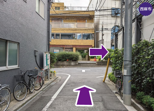 六本木駅-出口２から徒歩12分の道案内を写真で案内。突き当たりＴ字路を右折します。港区六本木駅近くでアメリカンパイとアップルパイとチェリーパイが美味しいスイーツ店。