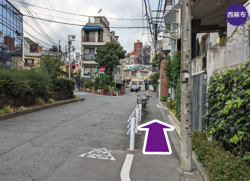 六本木駅-出口２から徒歩12分の道案内を写真で案内。そのまま直進します。港区六本木駅近くでアメリカンパイとアップルパイが美味しいと口コミNo.1を獲得したTHE PIE HOLE LOS ANGELES ロサンゼルス本店。