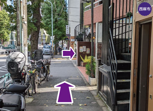 クリスマスパーティーやハッピーニューイヤーパーティー、ミニパーティーやホームパーティーや誕生日パーティー用のアップルパイとチェリーパイとシェパーズパイとミートパイとマッケンチーズパイなどが美味しい東京都港区西麻布の本格パイショップ屋さんへの交通案内。西麻布二丁目バス停から徒歩２分の道案内を写真で案内。西麻布二丁目バス停（千駄ヶ谷駅前行）で下車して、バスの進行方向とは逆方向に進みます。アップルパイの口コミNo.1を獲得したTHE PIE HOLE LOS ANGELES本店。ザ・パイホール・ロサンゼルス 西麻布