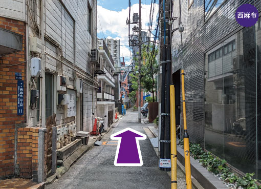 西麻布二丁目バス停から徒歩２分の道案内を写真で案内。細い路地をそのまま直進します。チェリーパイとアップルパイとオーガニックコーヒーが美味しいザ・パイホール・ロサンゼルス 西麻布