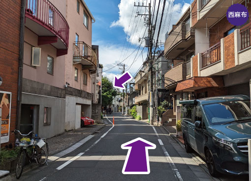 西麻布二丁目バス停から徒歩２分の道案内を写真で案内。そのまま直進します。50m先に店舗が見えます。アメリカンパイとアップルパイが美味しいザ・パイホール・ロサンゼルス 西麻布