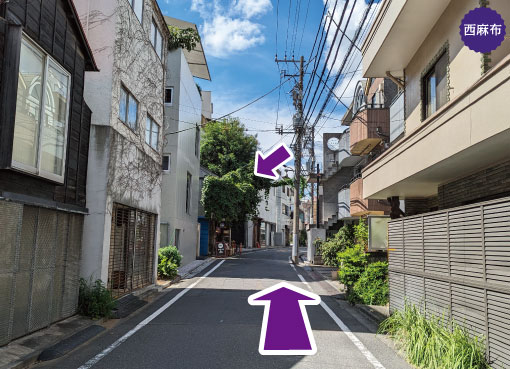 西麻布二丁目バス停から徒歩２分の道案内を写真で案内。そのまま直進します。30m先の木が生い茂る一軒家が目印です。アップルパイとチェリーパイが美味しいと口コミNo.1を獲得したアメリカンパイ専門店のTHE PIE HOLE LOS ANGELES 本店。