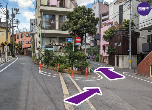 西麻布バス停から徒歩４分の道案内を写真で案内。二つに分かれる道路を右側へ下りながら進みます。アメリカンパイとアップルパイとチェリーパイが美味しいザ・パイホール・ロサンゼルス 西麻布。