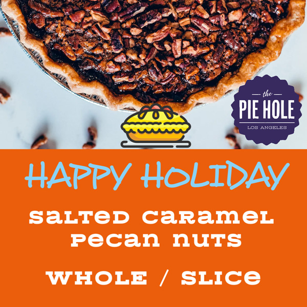 ピーカンナッツとたっぷりのコーンシロップときび糖を練り込んだフィリング（中身）と、トッピングにナッツ感を楽しめる大きめに砕いたピーカンナッツをのせ、クラスト生地はサクサク食感とバターが香る生地を使い、たっぷりなナッツ感を楽しめるピーカンナッツパイに焼き上げたアメリカ南部の伝統的なお菓子パイです。 ナッツ好きの方は笑顔になる逸品です。美味しいソルトキャラメルピーカンナッツパイはアメリカ南部の伝統的なお菓子パイ！クリスマスパーティ、クリスマスプレゼント、クリスマスギフト、お歳暮、忘年会、誕生日パーティー、ホームパーティーなどの商品として、店舗受取りテイクアウト予約注文と宅配便注文をネット注文受付中。Happy holidays. christmas party. christmas gifts.