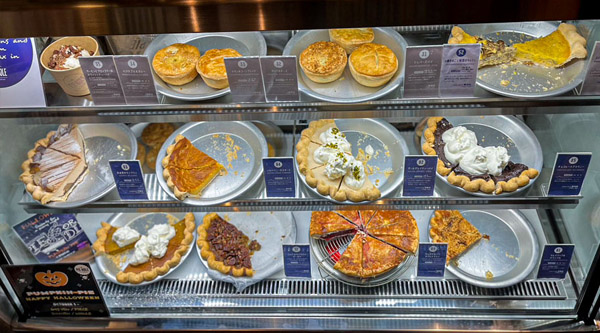 木が生い茂る古民家風一軒家のアップルパイ屋さんのショーケースの画像。伝統的なアメリカンパイの「The Pie Hole Los Angeles」はアメリカ・ロサンゼルスの口コミランキングで人気No.1を獲得。秘伝のパイレシピで焼き上げた美味しいアップルパイ、チェリーパイ、シェパーズパイが人気です。ホームパーティーやクリスマスパーティーやお花見パーティーや誕生日パーティー用のスモアサンドパイ（S‘more sand pie）、パンプキンパイ、アップルパイをテイクアウト販売しているアップルパイ屋さん。