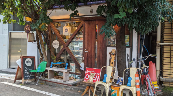 古民家風一軒家の西麻布アップルパイ屋さん。テイクアウト専門の古民家風一軒家のアップルパイ屋さん。伝統的なアメリカンパイの「The Pie Hole Los Angeles」はアメリカ・ロサンゼルスの口コミランキングで人気No.1を獲得した美味しいアップルパイが人気のアップルパイ屋さんです。ホームパーティーやクリスマスパーティーや誕生日パーティー用のおいしいアップルパイ、チェリーパイ、スモアサンドパイ（S‘more sand pie）などをテイクアウト販売しているパイショップ。ホームパーティーやクリスマスパーティーやホームパーティーや誕生日パーティー用スイーツです。西麻布のおいしいスイーツ店。