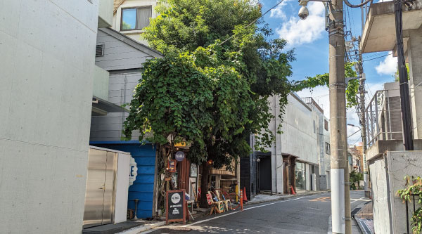 西麻布の住宅街にある古民家風一軒家のアップルパイ屋さん。伝統的なアメリカンパイの「The Pie Hole Los Angeles Nishiazabu」は秘伝のパイレシピで焼き上げた美味しいアップルパイ、チェリーパイが人気のお店です。