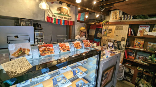 ロサンゼルス本店の秘伝のパイレシピでつくる自家製アメリカンパイはスイーツ系パイとお食事系パイ、オーガニックコーヒー（24時間水出し抽出）などをオールドアメリカンな店舗でご用意しております。ホームパーティーやクリスマスパーティーや誕生日パーティー用のアップルパイやチェリーパイ、スモアサンドパイ（S‘more sand pie）などをテイクアウト販売しているアップルパイパイ屋さん。