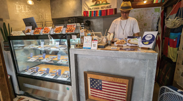 The Pie Hole Los Angeles Nishiazabuはアメリカ・ロサンゼルス本店と同じ秘伝のパイレシピで焼き上げた美味しいアップルパイ、チェリーパイが人気のテイクアウト専用店。東京都港区の美味しいアップルパイ屋さん。