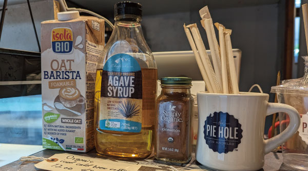 こだわりのオーガニックコーヒー用にはオーガニックアガベシロップ、オーガニックオーツミルクをご用意しております。アメリカ・ロサンゼルス本店と同じ秘伝のパイレシピで焼き上げた美味しいアップルパイ、チェリーパイ、シェパーズパイなどが人気のアップルパイ屋さん。ホームパーティーやクリスマスパーティーや誕生日パーティー用のお食事系パイとしてシェパーズパイ、ミートパイ、マッケンチーズパイなどをテイクアウト販売しているパイショップ。