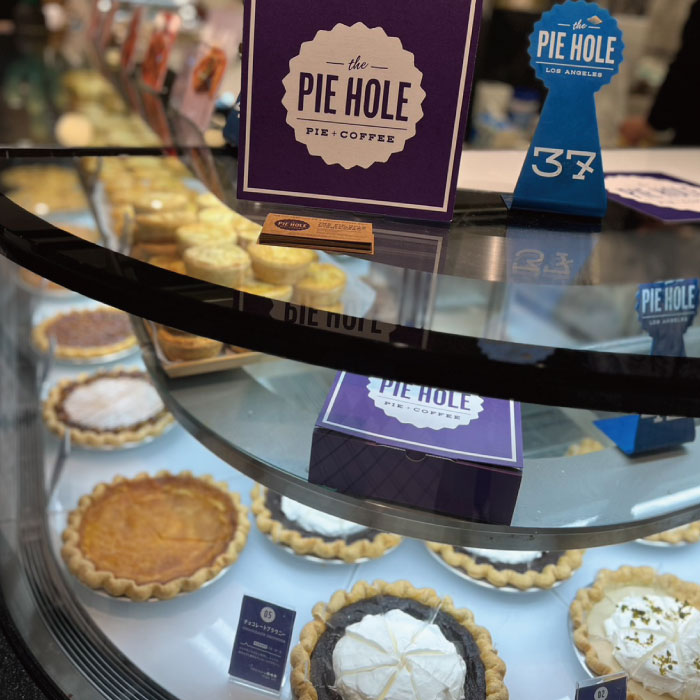 渋谷スクランブルスクエアのB2F HEADLINNE 東急フードショーエッジ（デリ）でザ・パイホール・ロサンゼルス西麻布店がチョコレートブラウニーパイ、ソルトハニーカスタードパイ、アールグレイティパイも販売しております。