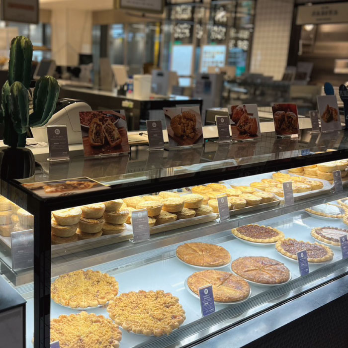 当店一番人気のマムズアップルクランブル（アップルパイ）やチェリーパイ、お食事系パイのシェパーズパイ（ミートパイ）やマッケンチーズパイなど陳列販売しております。ザ・パイホール・ロサンゼルス 西麻布はバス停より２分、地下鉄駅より１０分の徒歩圏内の本格アメリカンパイ屋さんです。